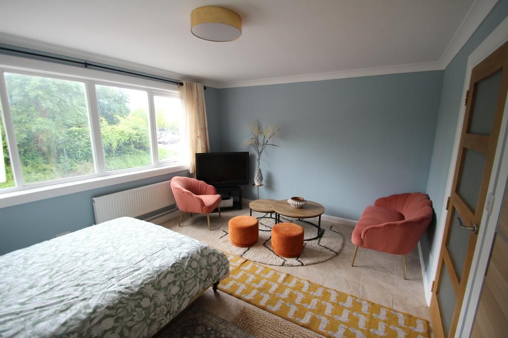 Property photo 3 of 8 Lounge Area