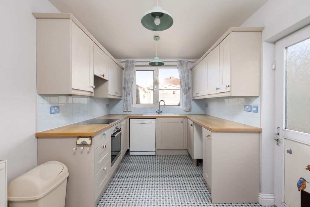 Property photo 3 of 25 22 Hengrove Avenue, Bs14-7.Jpg