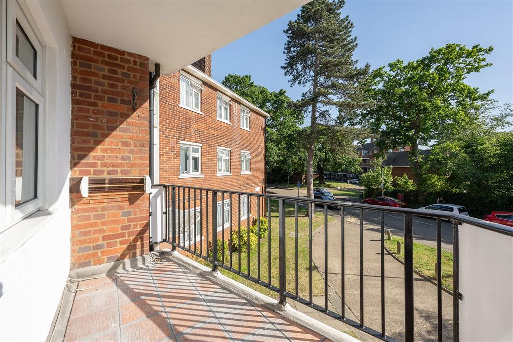 Property photo 2 of 24 Hermitage Walk, E18