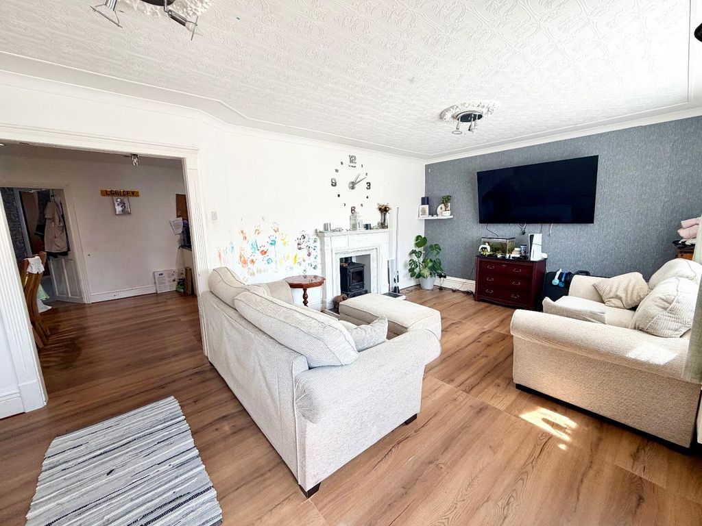 Property photo 2 of 17 Lounge