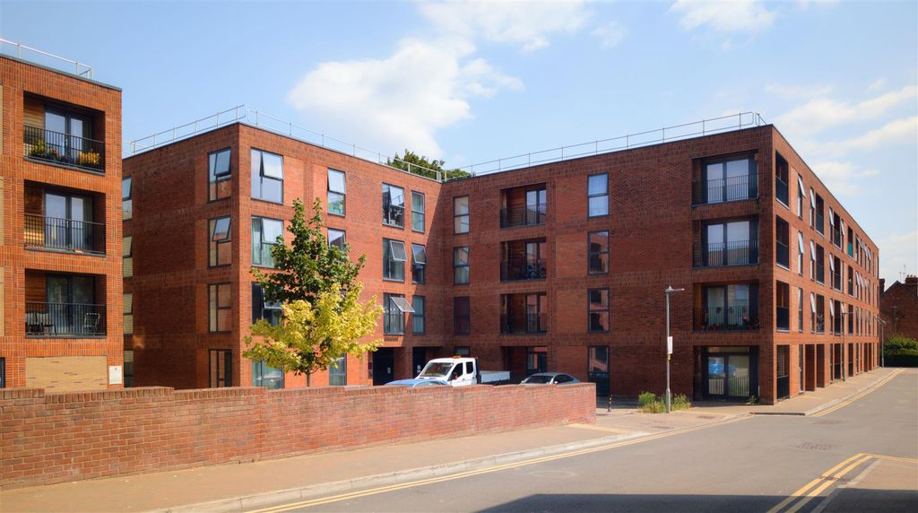 1 bed flat for saleKiln Close, Gloucester GL1