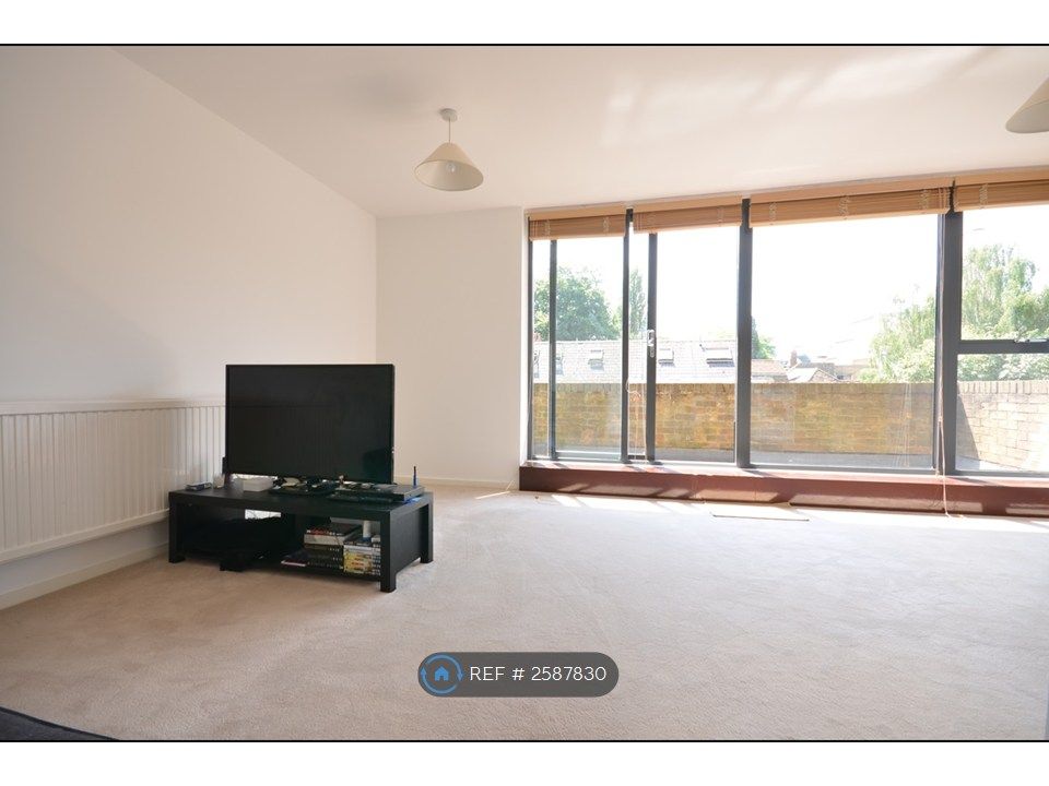 Property photo 2 of 9 Living/Sitting Room ( No Furniture Included)