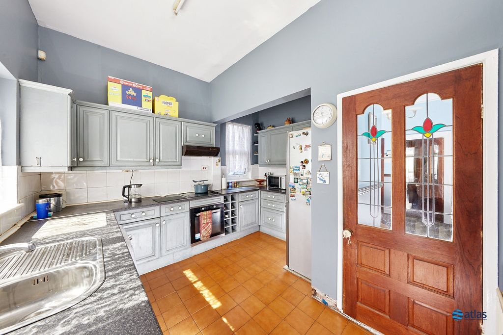 Property photo 2 of 17 Kitchen