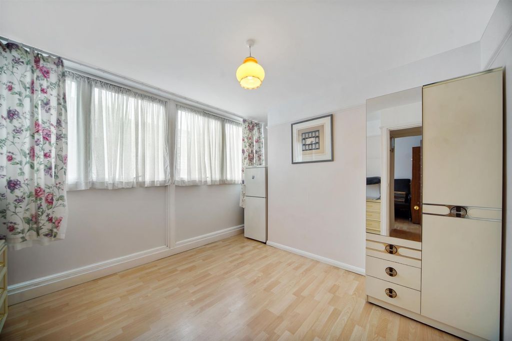 Property photo 3 of 9 Bed.Jpg