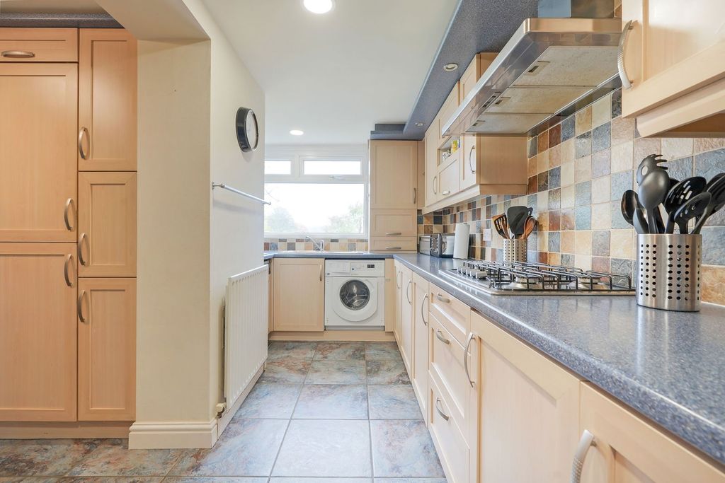 Property photo 2 of 27