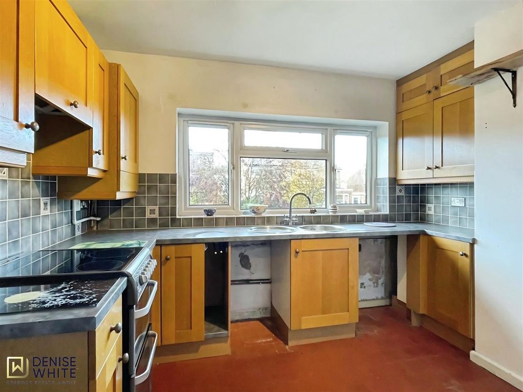 Property photo 3 of 21 Kitchen