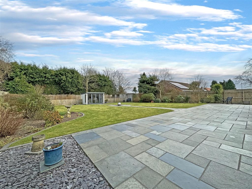 Property photo 3 of 28 Large &amp; Lovely Rear Garden 405