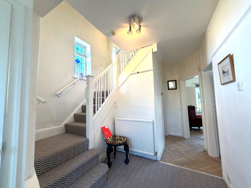 Property photo 2 of 10 Hallway