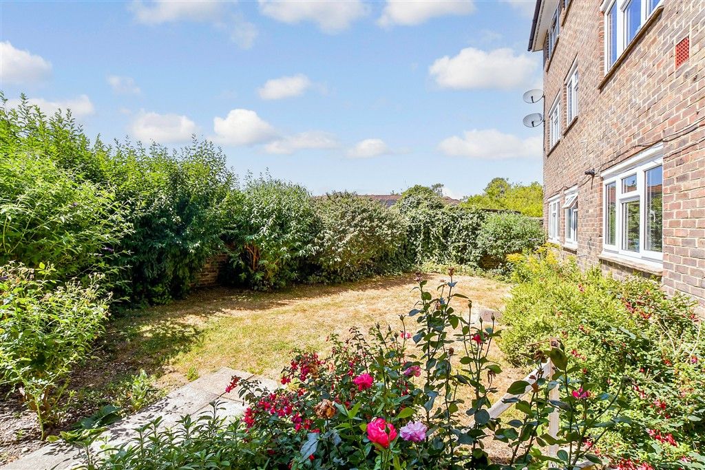 Property photo 2 of 14 Communal Gardens