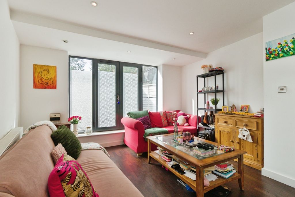 Property photo 3 of 21 Pbox-Img.Jpg