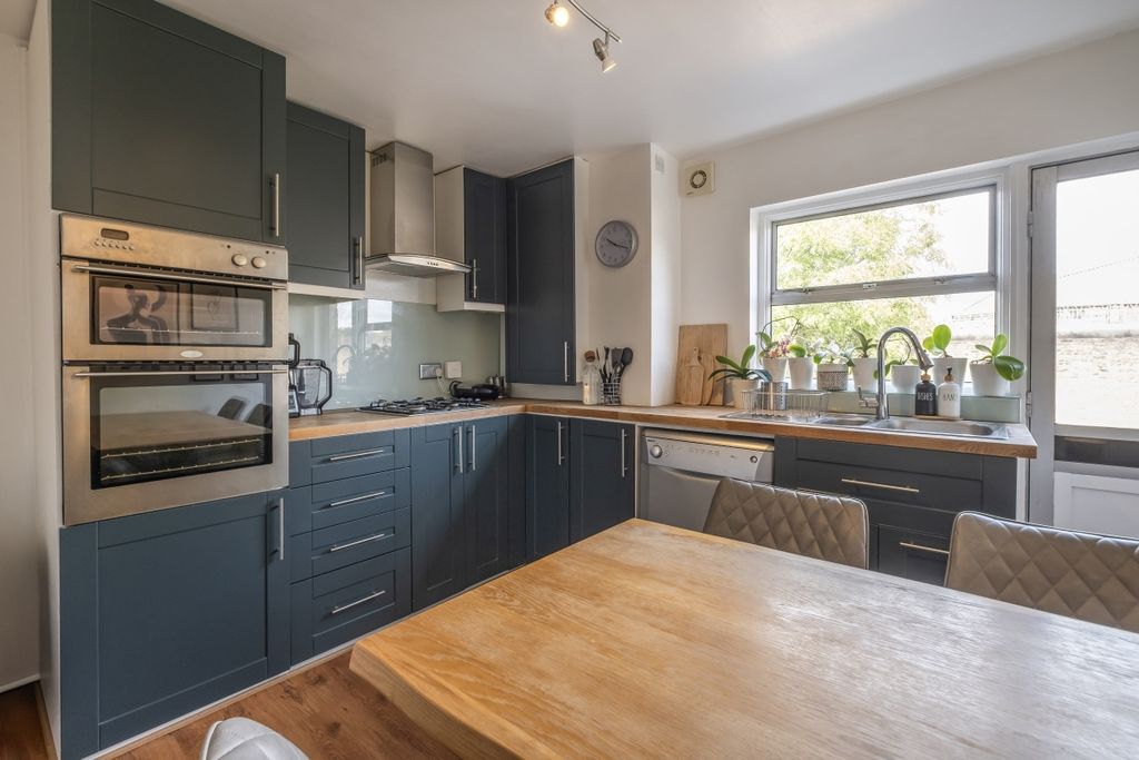 Property photo 1 of 13 16-Heathfield-Squ...