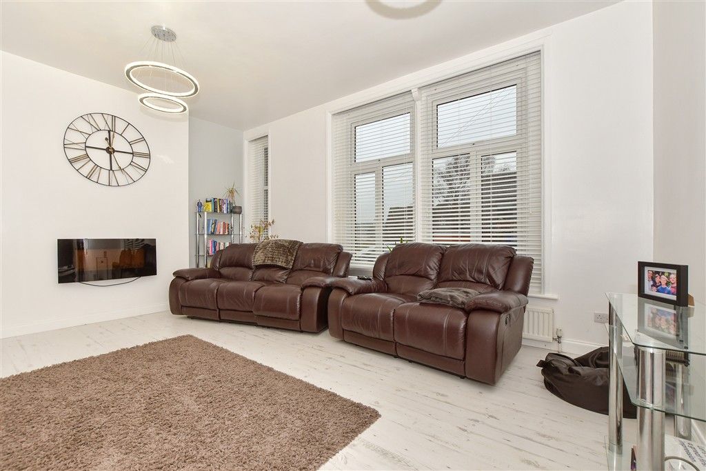 Property photo 3 of 15 Lounge