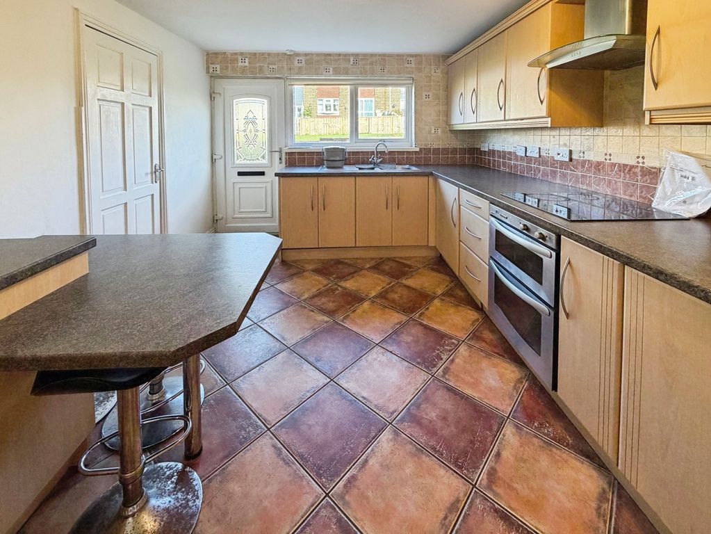 Property photo 3 of 18 Kitchen