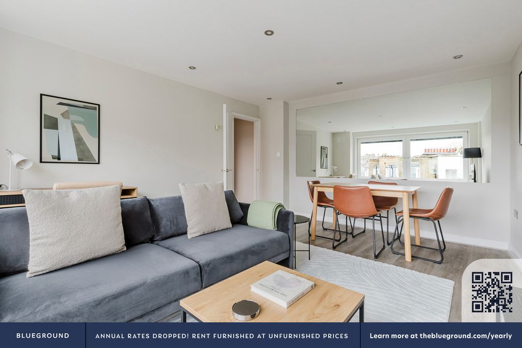 Property photo 3 of 18 Living Room