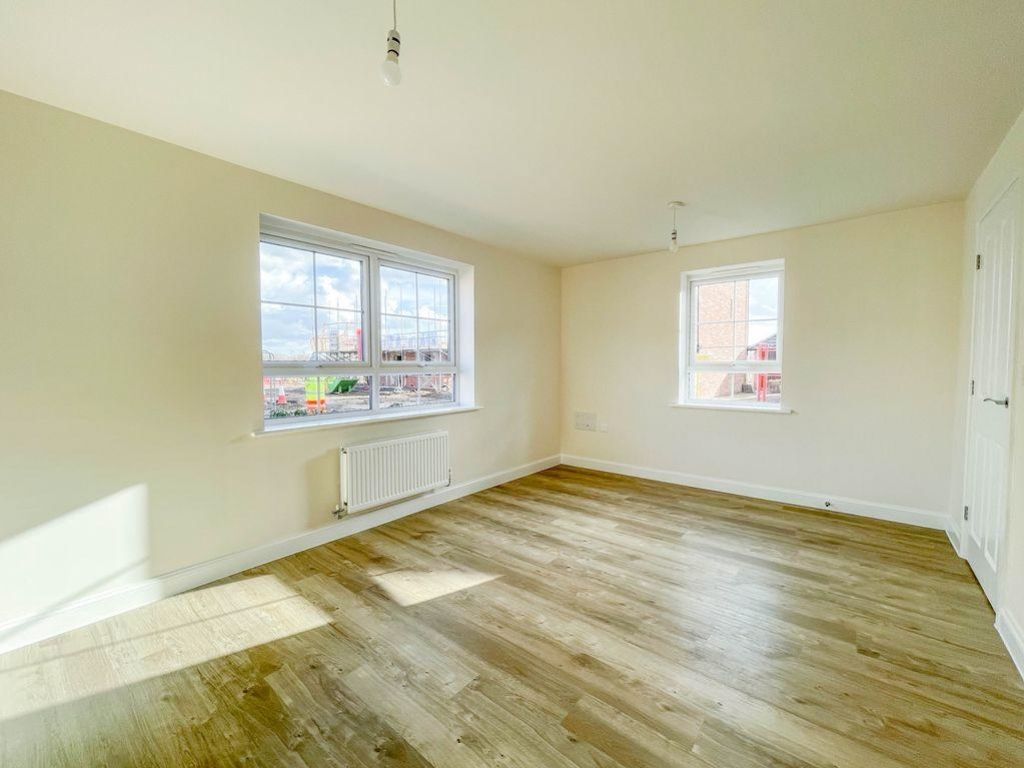 Property photo 3 of 16 Lounge1