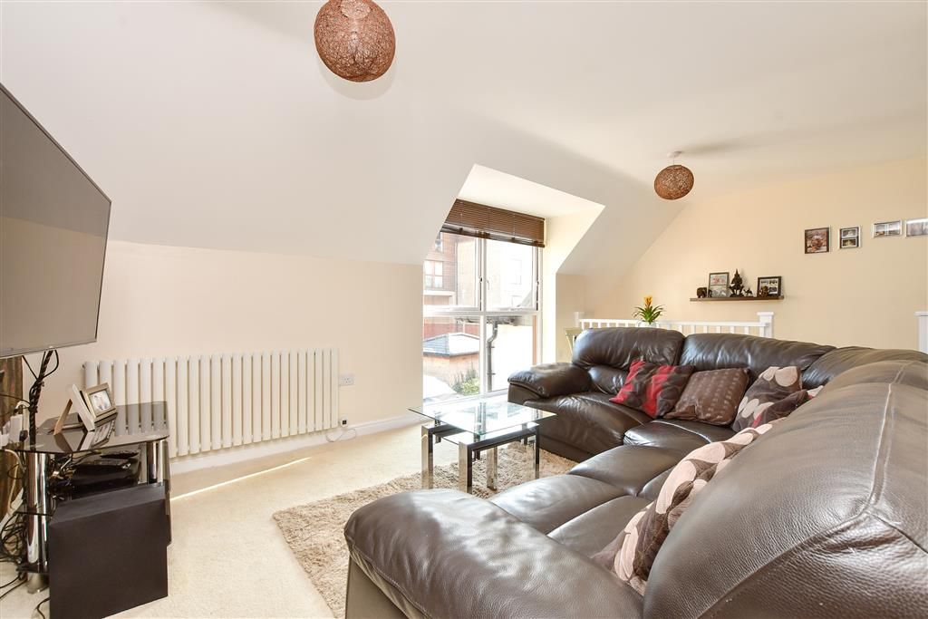 Property photo 1 of 10 Living Room