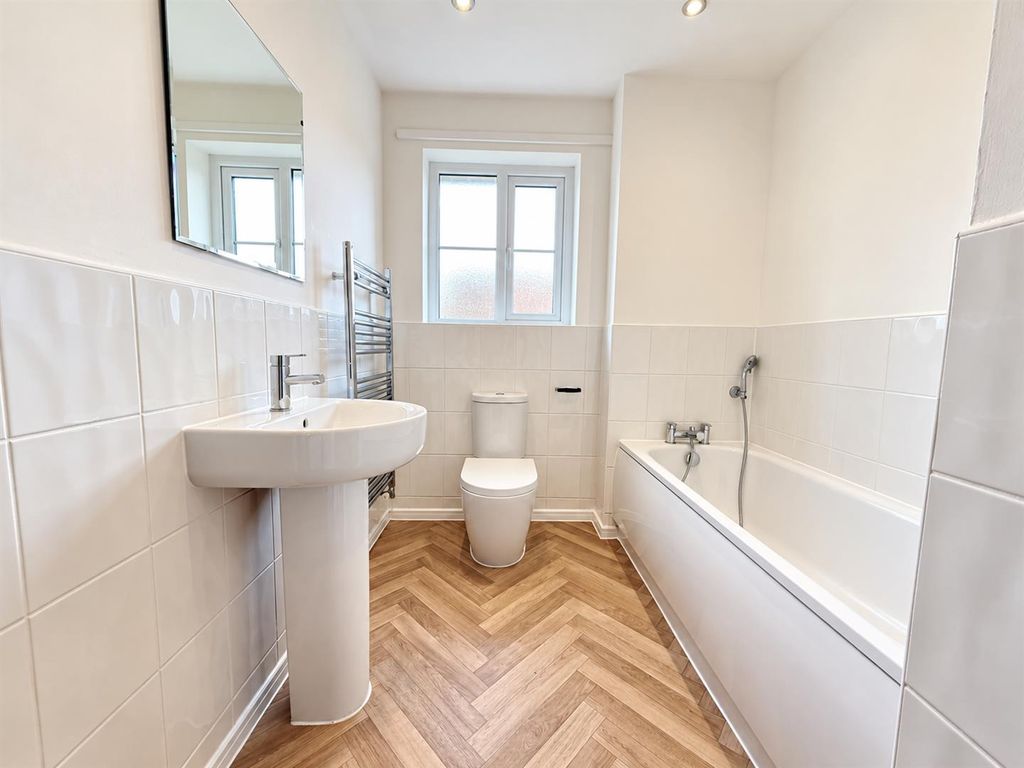 Property photo 1 of 15 Bathroom.Png