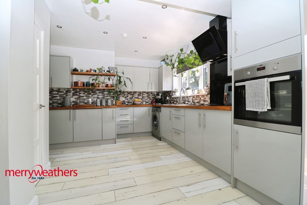 Property photo 2 of 18 Dining Kitchen