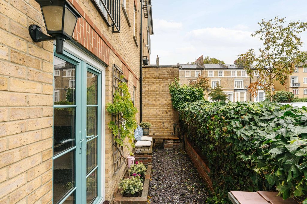 Property photo 2 of 18 Speldhurst Road, E9