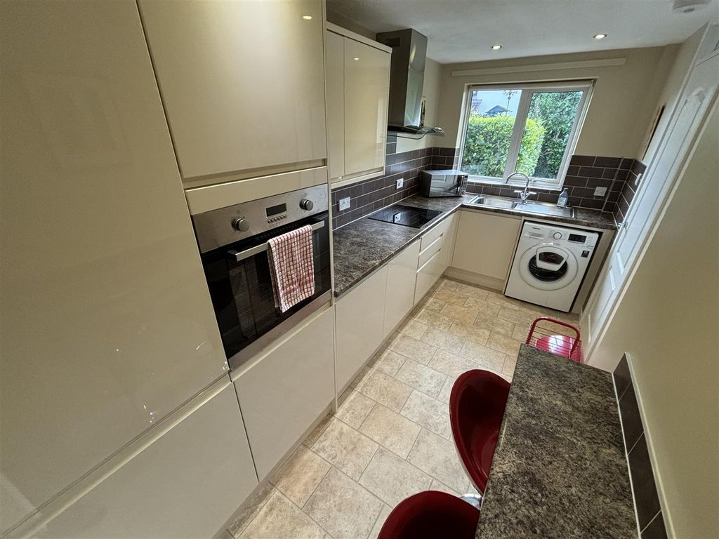 Property photo 2 of 10 Kitchen