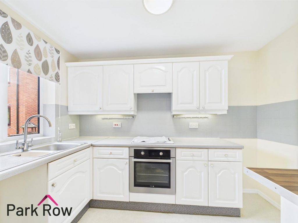Property photo 3 of 11 Kitchen