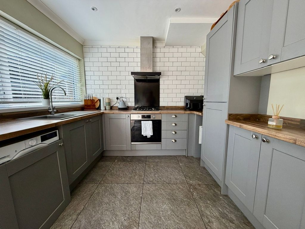 Property photo 2 of 42