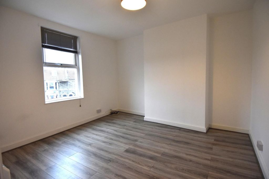 Property photo 1 of 5 Bedroom.Jpg