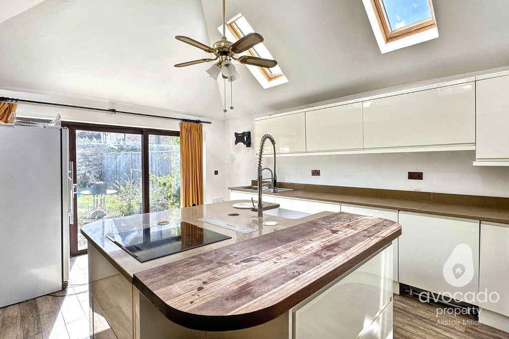 Property photo 2 of 15 4398432