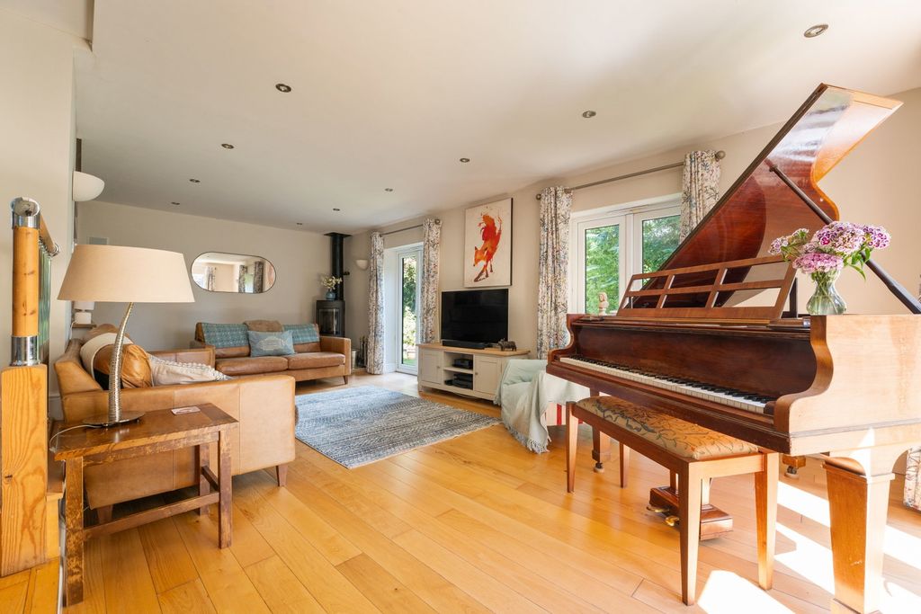 Property photo 2 of 33