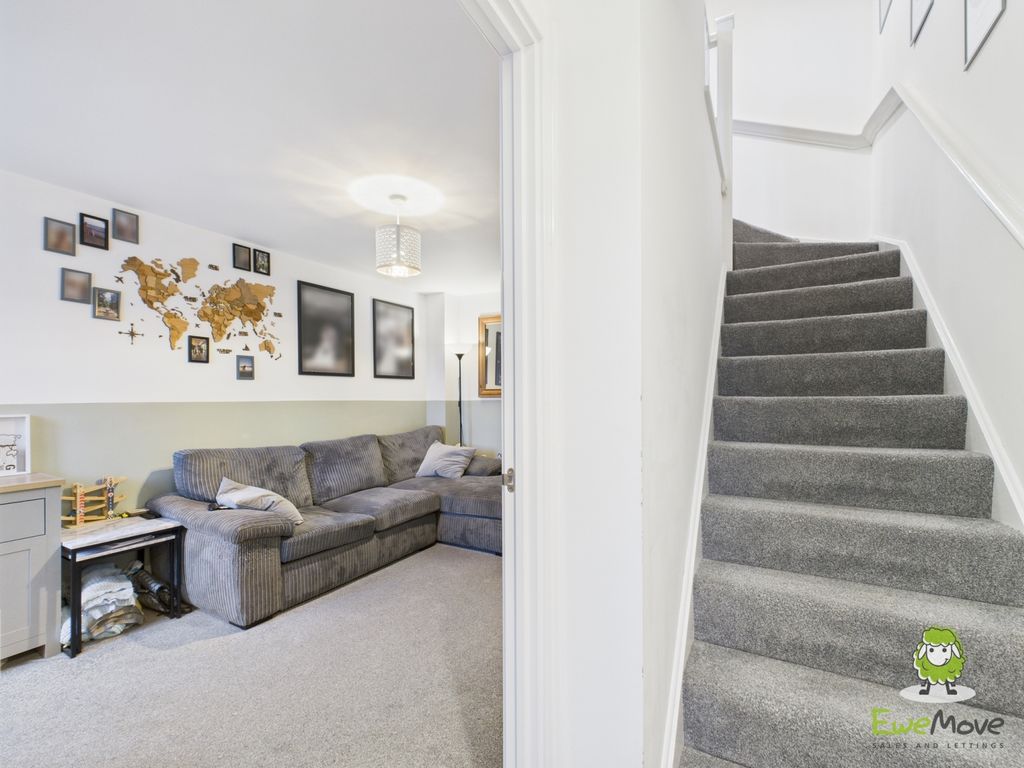 Property photo 2 of 16 Ewemove Estate Agents Basingstoke -Bloxham Close -