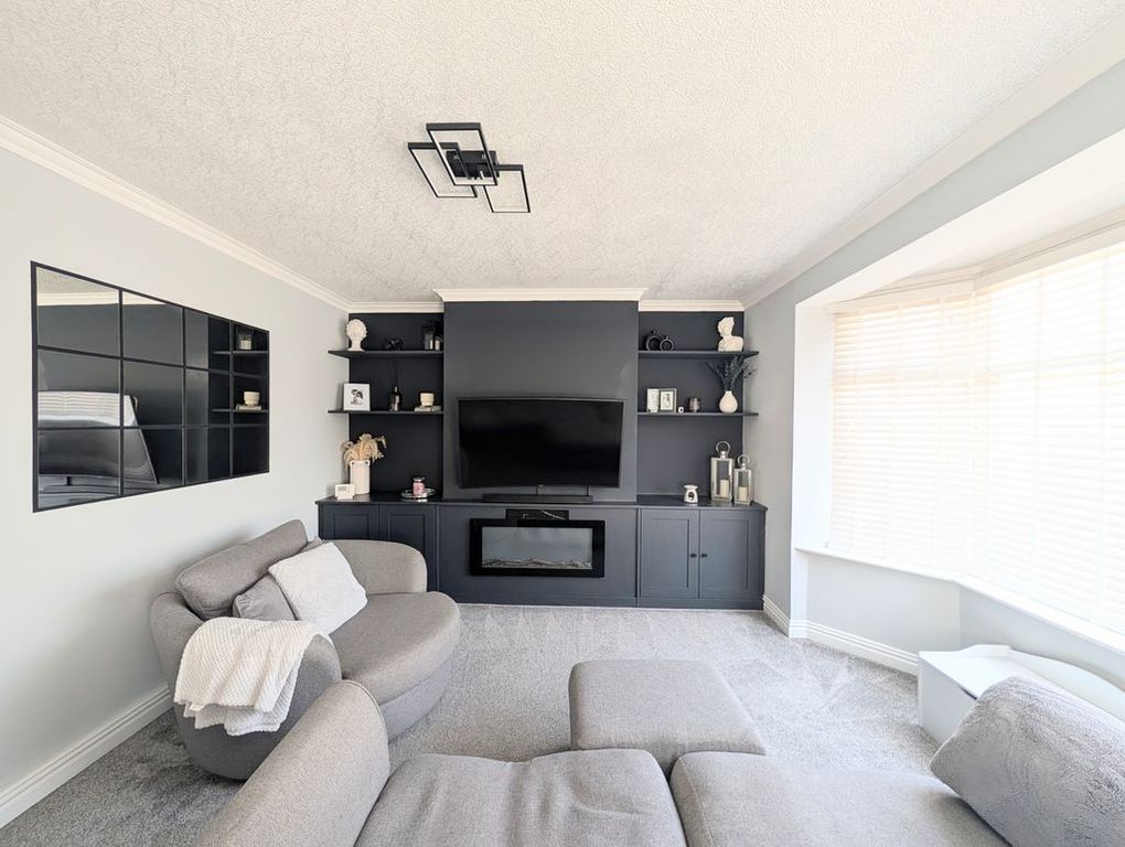Property photo 2 of 12 Lounge