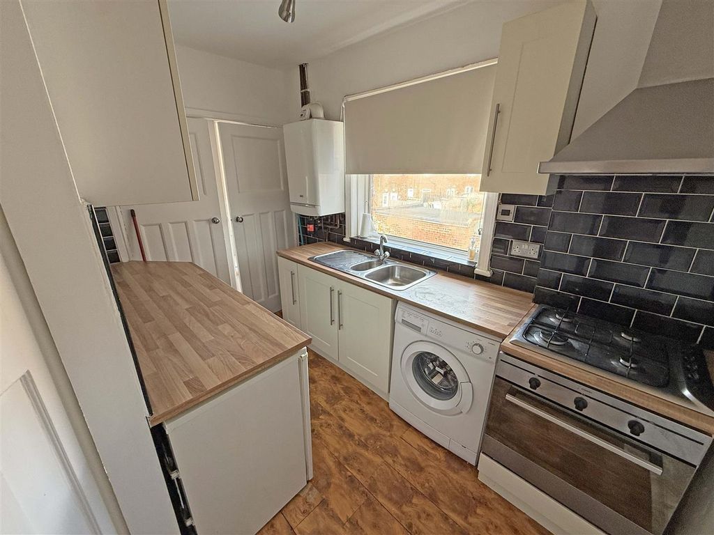 Property photo 3 of 10 Kitchen.Jpg
