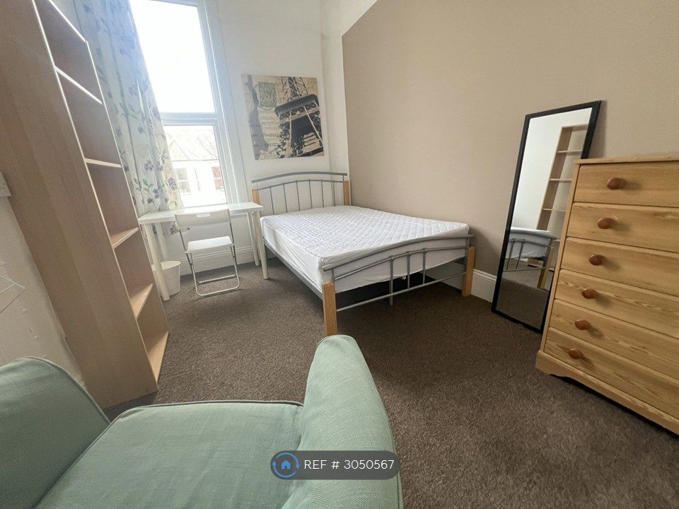 Property photo 2 of 12 Bed 7 £120/Week Bills Included