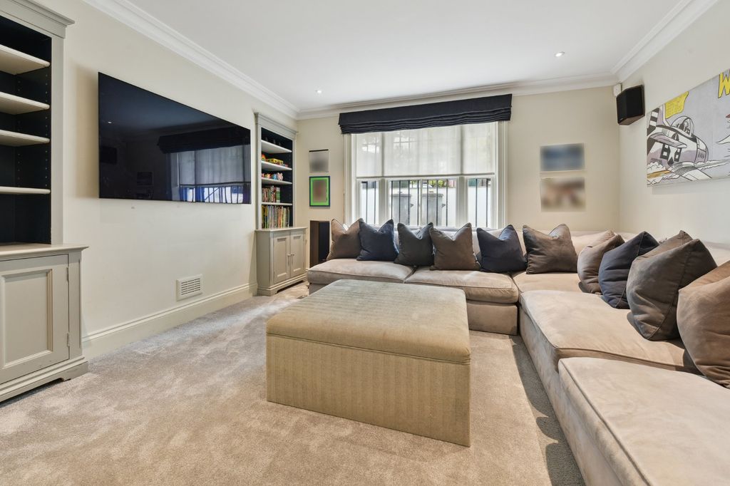 Property photo 3 of 20 Tv Room