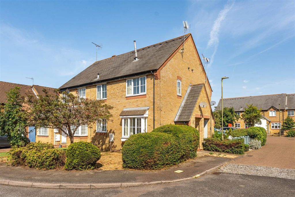 Property photo 1 of 11 7 Canterbury Close, Banbury-3.Jpg