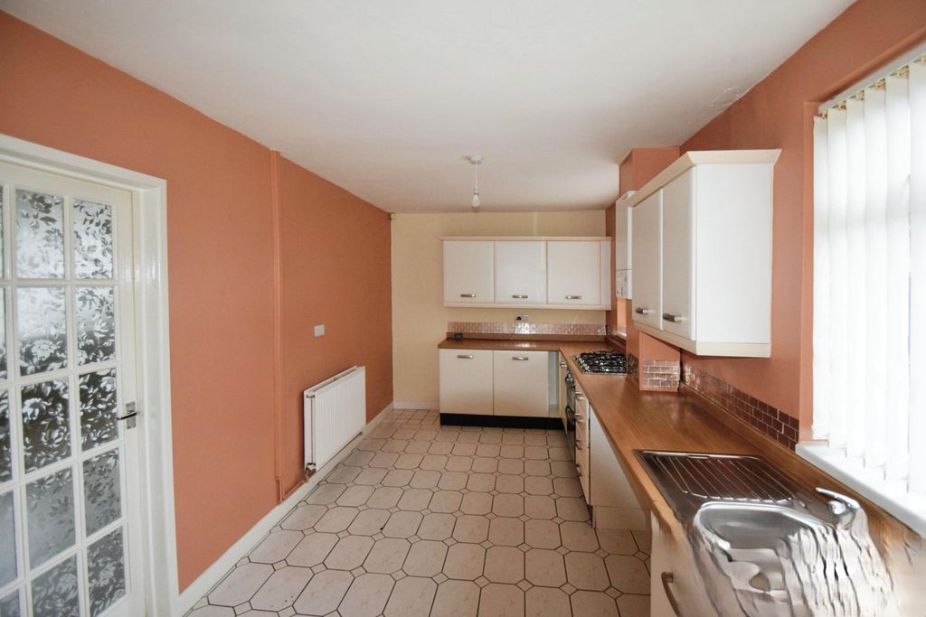 Property photo 3 of 12 Kitchen