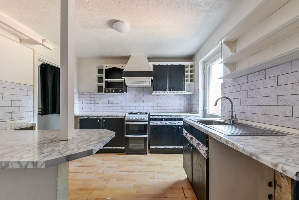 Property photo 2 of 11 Kitchen