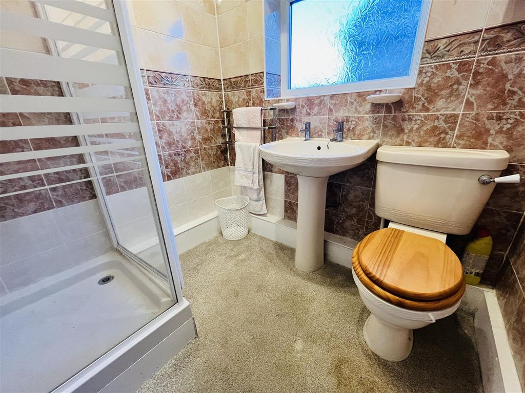 Property photo 3 of 15 Bathroom.