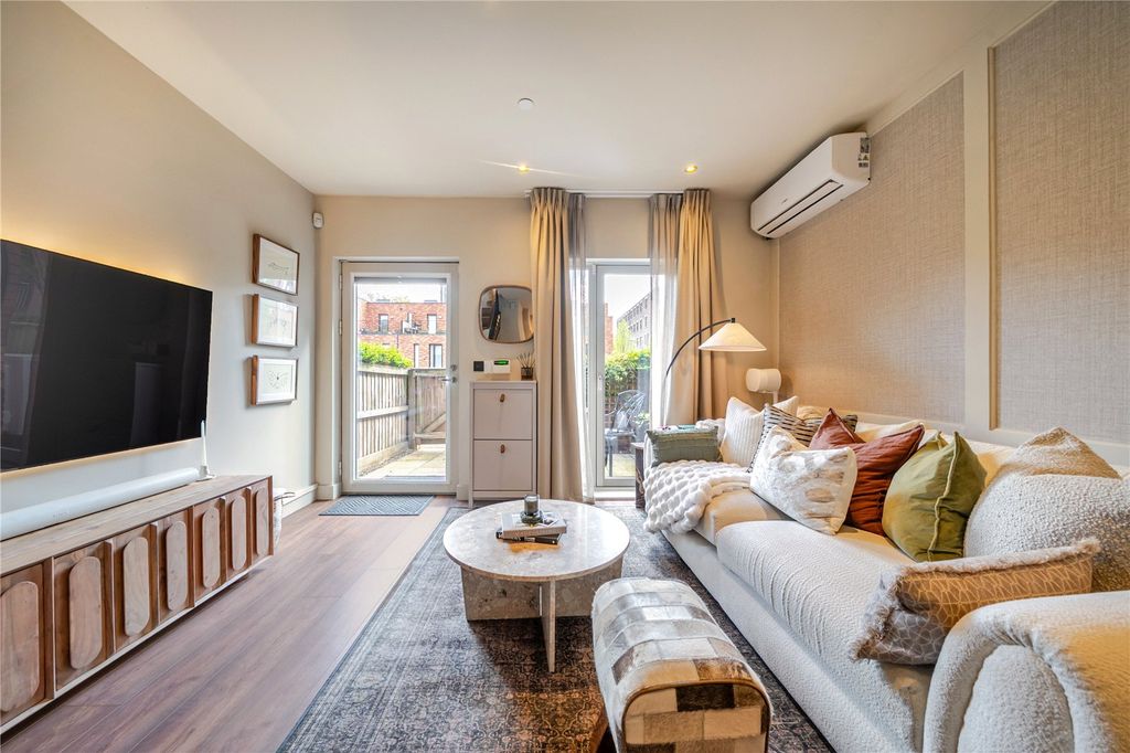 Property photo 3 of 21 Lounge