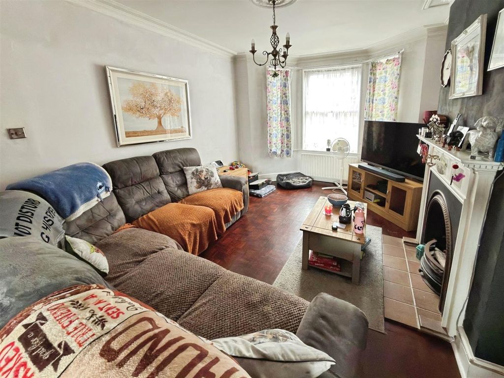 Property photo 2 of 18 Beresford Road  (2).Jpg