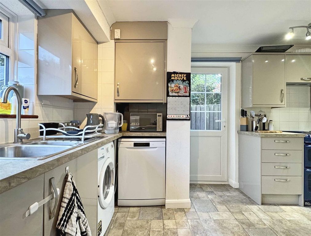 Property photo 3 of 18 Kitchen d.Jpg