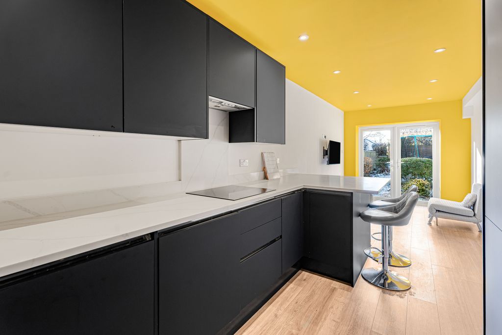 Property photo 3 of 26 Kitchen