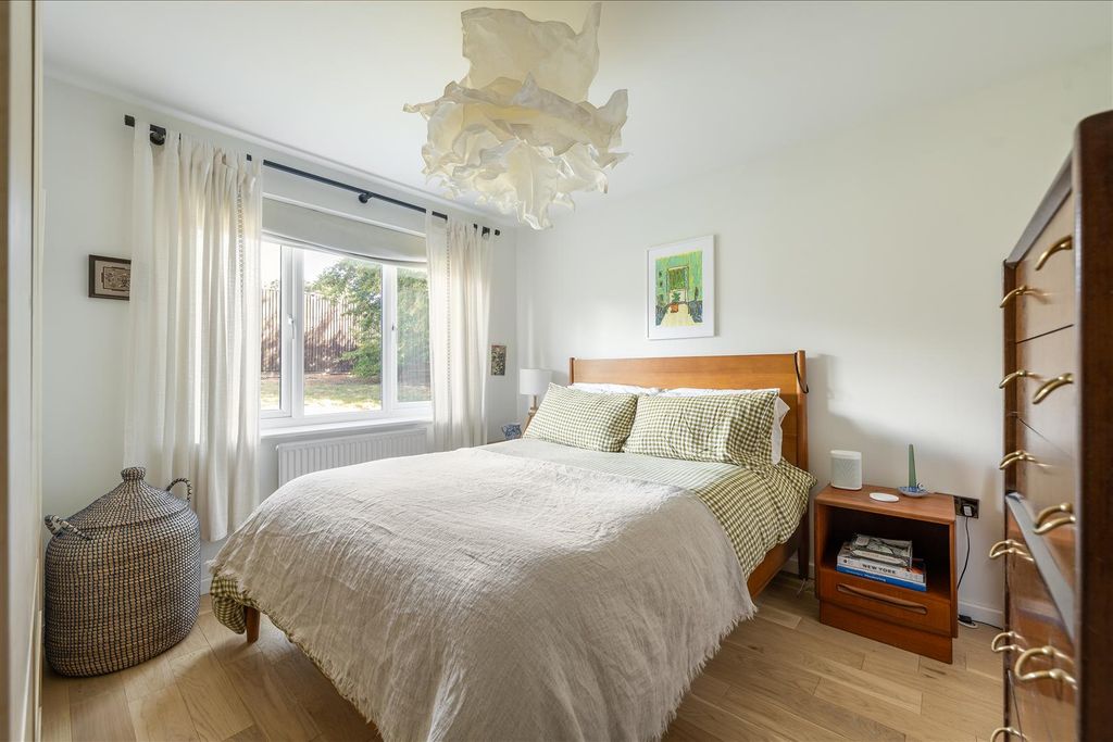 Property photo 3 of 22 Winchester Court, E17