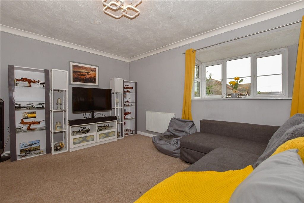 Property photo 1 of 12 Lounge