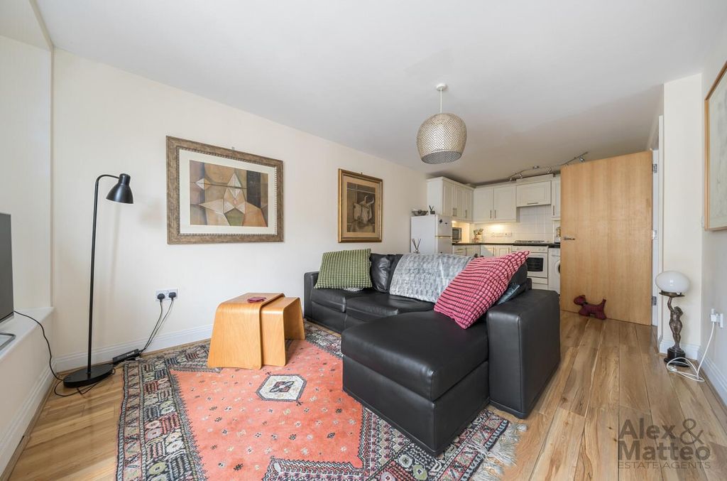 Property photo 2 of 14 Rotherhithe Street