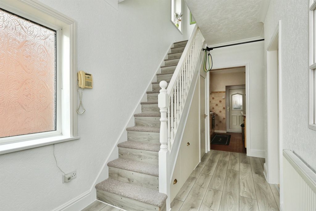 Property photo 2 of 17 Entrance Hall