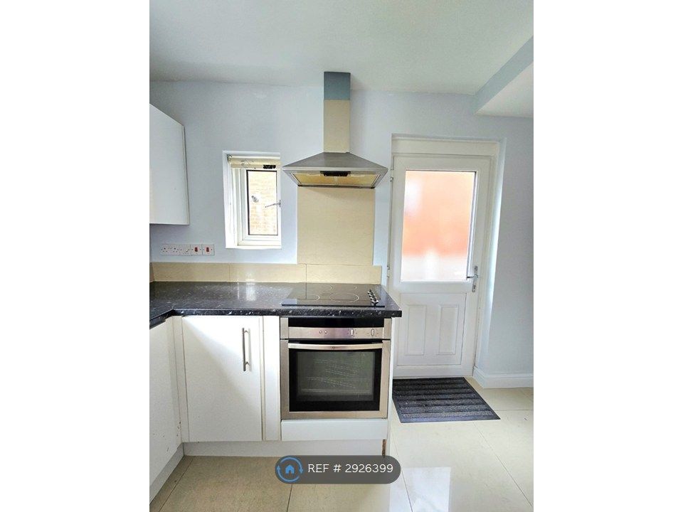 Property photo 2 of 24 Kitchen Oven