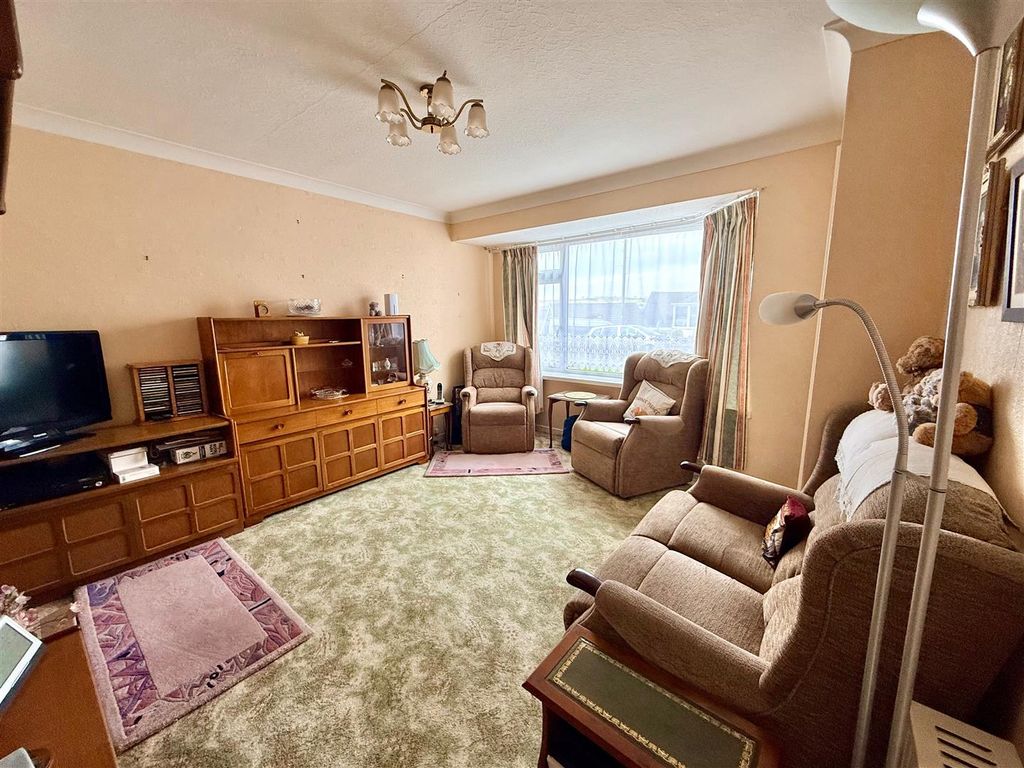 Property photo 3 of 11 Lounge