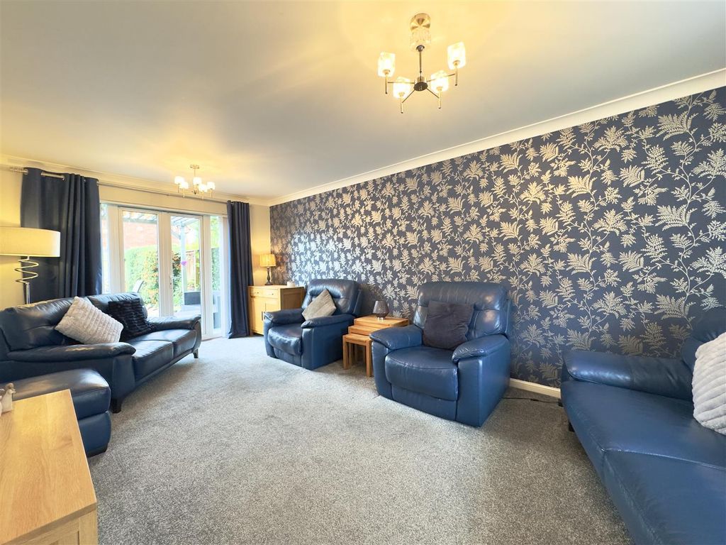 Property photo 3 of 32 Lounge