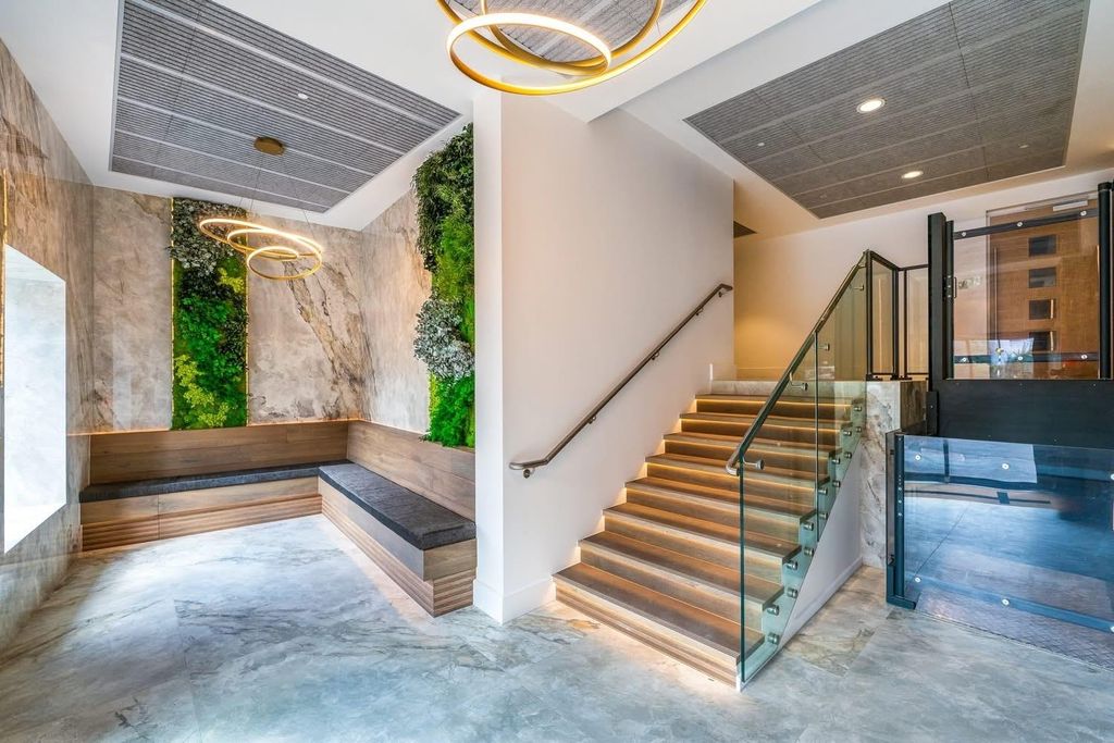 Property photo 3 of 17 Lobby.Jpg